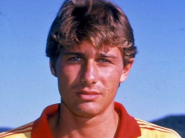 Antonio Conte nació en Lecce el 31 de julio de 1969. Inició su carrera como futbolista en el U. S. Lecce. Su debut en la Serie A se produjo el 6 de abril de 1986, en un encuentro ante el Pisa Calcio.
