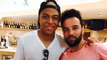 Mbappé, con el dueño del restaurante de Génova en el que almorzó.