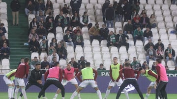 Carlos Isaac mira al frente durante los estiramientos del equipo