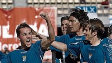 <b>ABRIÓ LA CUENTA AZULINA. </b>Carlos Calvo celebra efusivamente el primer gol del Xerez. A su izquierda, Antoñito, que sería decisivo.