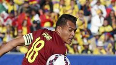 Juan Arango disputa un bal&oacute;n con Camilo Z&uacute;&ntilde;iga. 