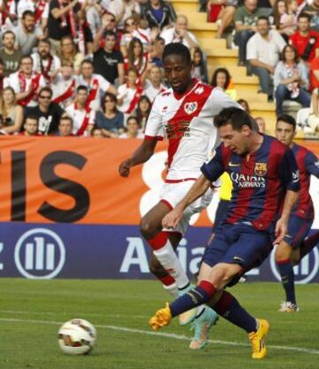 El delantero argentino del Barcelona Leo Messi (d) supera al defensa senegalés del Rayo Vallecano Abdoulaye Ba.