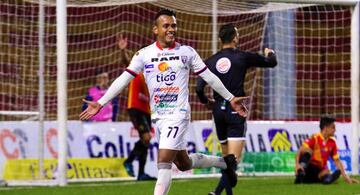 En Costa Rica ha logrado mantener su carrera futbolística con el Belén FC, Herediano, Cartaginés y ahora el San Carlos.