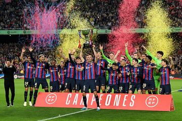 El Barcelona levanta el trofeo de LaLiga en el Camp Nou