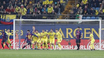 El delantero argentino del Barcelona, Leo Messi, marcando un gol de falta ante el Villarreal.