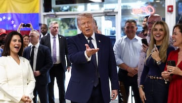 El presidente de Estados Unidos, Donald Trump, habla con miembros de la comunidad venezolana durante su visita al restaurante venezolano El Arepazo, en Miami, Florida, Estados Unidos, el 9 de marzo de 2026.