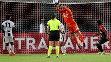 AME650. CIUDAD DE PANAMÁ (PANAMÁ), 15/08/2024.- Alfonso Quesada de Diriangén ataja el balón este jueves, en un partido ante San Francisco de la fase de grupos de la Copa Centroamericana de Concacaf entre San Francisco FC y Diriangén, en el estadio Rommel Fernández Gutiérrez de Ciudad de Panamá (Panamá). EFE/ Bienvenido Velasco