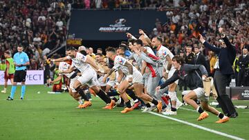 Budapest (Hungary), 31/05/2023.- Players of Sevilla celebrate winning the penalty shootout in the UEFA Europa League final between Sevilla FC and AS Roma, in Budapest, Hungary, 01 June 2023. Sevilla won the final with 4-1 on penalties. (Hungría) EFE/EPA/Tibor Illyes HUNGARY OUT