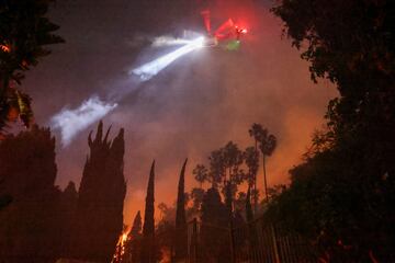 Un helicóptero sobrevuela la zona de Hollywood, rodeada por los devastadores incendios en el sur de California, en busca de mayores incidencias.