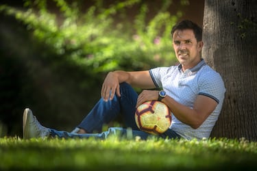 De los nombres que más alargó su carrera. Del Sevilla dio el salto al Benfica. Del fútbol portugués pasó pronto al Valencia donde se convirtió en una institución. También jugó en Villarreal y Deportivo. Más de 300 partidos en LaLiga. Fue campeón del mundo también en 2010. Y titular indiscutible en la Euro 2008. Acudió también convocado a la Euro de 2004 y al Mundial de 2006. Su último trabajo fue el de segundo entrenador del Valencia, ayudante de su amigo Rubén Baraja, cesado en diciembre de 2024.