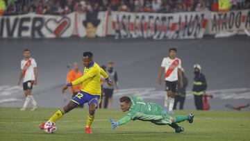 AME4652. BUENOS AIRES (ARGENTINA), 20/03/2022.- Sebastián Villa (i) de Boca Juniors anota hoy ante la salida del arquero Franco Armani de River Plate, durante el superclásico por la fecha 7 de la Liga Profesional Argentina, en el estadio Monumental de Núñez en Buenos Aires (Argentina). EFE/Juan Ignacio Roncoroni
