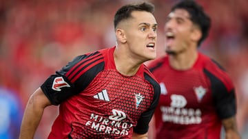 MIRANDA DE EBRO (BURGOS), 12/06/2025.- El delantero del Mirandés Urko Izeta celebra tras marcar ante el Racing, durante el partido de vuelta de la fase de ascenso a Primera División que CD Mirandés y Racing de Santander disputan este jueves en Miranda de Ebro. EFE/David Pérez-Cejuela