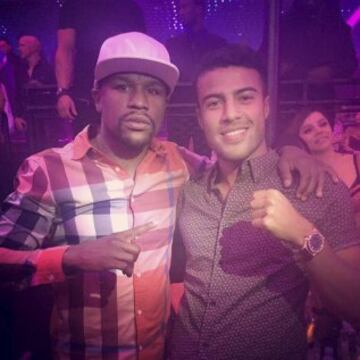 Rafinha Alcántara con el boxeador Floyd Mayweather.