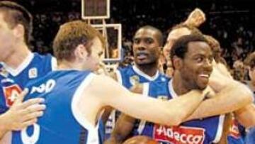 <b>GRAN RECUERDO.</B> Brewer guarda el balón del triunfo, en plena euforia estudiantil.