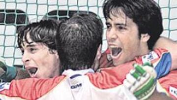 <b>CAMPEONES. </b>La Selección celebra en el centro del campo su cuarto título de Europa consecutivo.