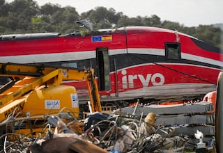 Trabajos de rescate de los convoyes de trenes accidentados en la zona del suceso en Adamuz (Córdoba). A 22 de enero de 2026, Adamuz, Córdoba (Andalucía, España).La Guardia Civil mantiene este jueves la búsqueda para localizar a dos personas que viajaban en los trenes accidentados en Adamuz (Córdoba), unas labores que abarca desde los amasijos de hierro y restos de los coches siniestrados a las zonas aledañas a las vías. Fuentes conocedoras del dispositivo de búsqueda consultadas por Europa Press han señalado que en la primera inspección en los trenes, tanto en el Iryo como en el Alvia, no se había logrado hallar a estas dos personas que faltan para completar el listado de las 45 denuncias de desaparecidos.
22 ENERO 2026
Francisco J. Olmo / Europa Press
22/01/2026