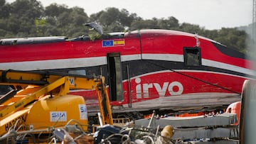 Trabajos de rescate de los convoyes de trenes accidentados en la zona del suceso en Adamuz (Córdoba). A 22 de enero de 2026, Adamuz, Córdoba (Andalucía, España).La Guardia Civil mantiene este jueves la búsqueda para localizar a dos personas que viajaban en los trenes accidentados en Adamuz (Córdoba), unas labores que abarca desde los amasijos de hierro y restos de los coches siniestrados a las zonas aledañas a las vías. Fuentes conocedoras del dispositivo de búsqueda consultadas por Europa Press han señalado que en la primera inspección en los trenes, tanto en el Iryo como en el Alvia, no se había logrado hallar a estas dos personas que faltan para completar el listado de las 45 denuncias de desaparecidos.
22 ENERO 2026
Francisco J. Olmo / Europa Press
22/01/2026