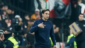 MADRID, 14/12/2024.- El entrenador del Rayo Iñigo Pérez durante el encuentro correspondiente a la jornada 17 de Laliga EA Sports que disputan hoy sábado Rayo Vallecano y Real Madrid en el estadio de Vallecas, en Madrid. EFE / Juanjo Martín.