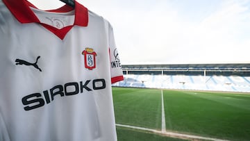 03-12-25. LA TERCERA CAMISETA DEL SPORTING, CONMEMORATIVA DEL 120 ANIVERSARIO DEL CLUB Y CON EL PRIMER ESCUDO DE SU HISTORIA, QUE ESTRENARÁ EL EQUIPO ROJIBLANCO EN LA COPA DEL REY.