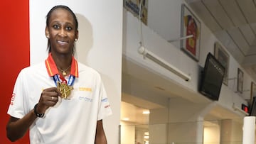 Astou Ndour posa en la redacción de As con la medalla de oro conseguida en el Eurobasket 2019.