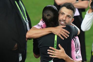 El defensa del Inter de Miami, Jordi Alba, fue recibido por el cuerpo técnico durante un homenaje a su carrera tras un partido de la MLS contra el Atlanta United.