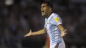 Gabriel Mercado protesta durante el partido de clasificación para el Mundial de 2018 entre Argentina y Chile en el Monumental de Buenos Aires.