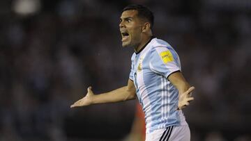 Gabriel Mercado protesta durante el partido de clasificaci&oacute;n para el Mundial de 2018 entre Argentina y Chile en el Monumental de Buenos Aires.