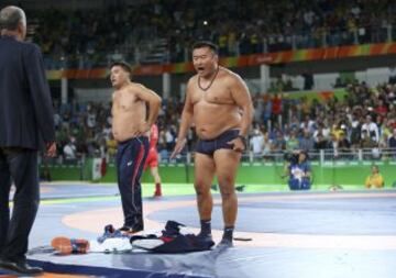 En el último día, la mayor anécdota se produjo en el combate por el bronce de lucha libre en la categoría de -65kg. El mongol Mandakhnaran Ganzorig celebró antes de tiempo su triunfo sin saber que se sanciona por ello y perdió la medalla a favor del uzbeco Ikhtiyor Navruzov. Sus entrenadores protestaron quitándose la ropa y quedándose en calzoncillos.