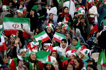 Seguidoras iraníes animan a la Selección de su país en el Estadio Azazi en Teherán. Irán venció 14-0 a Camboya en la fase de grupos de clasificación para el Mundial de 2022.