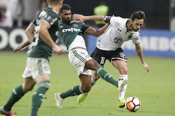 BRA64. SAO PAULO (BRASIL), 03/10/2018.- Thiago Santos (c) de Palmeiras disputa el balón con Jorge Valdivia (d) de Colo Colo hoy, miércoles 3 de octubre de 2018, durante un partido de cuartos de final entre Palmeiras y Colo Colo de la Copa Libertadores, en el estadio Allianz Parque de la ciudad de Sao Paulo (Brasil). EFE/Sebastião Moreira