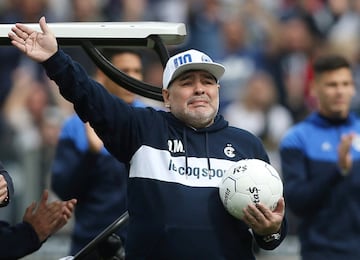 El entrenador argentino volvió al fútbol de su país como nuevo entrenador de Gimnasia La Plata. Los aficionados le aclamaron en el Estadio Juan Carmelo Zerillo.