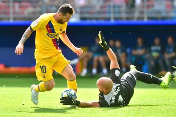 Messi en una ocasión muy clara del Barlcelona. El argentino rompió al portero del Eibar pero este rectificó y le saco el balón a Lionel. 