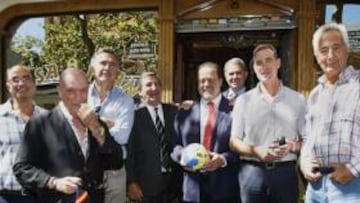 <b>TRES GENERACIONES rojiblancas en la puerta de Casa Juan:</b> Rafa Almandoz (sin pelo), Francisco Parrilla (con gafas), Cecilio Alonso, Javier Loinaz, Miguel Ángel Aperador, Lorenzo Rico (detrás), Manuel Novales y Miguel Medina. Todos son historia viva del club rojiblanco, y todos se sienten rejuvenecidos con el regreso de su camiseta a las pistas de la Asobal.