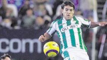 <b>DE BLANCO. </b>Israel dejará hoy la concentración del Betis para recalar en el filial madridista.