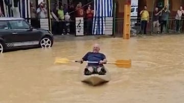 Vecino de Guillena en kayak navegando por la feria tras las inundaciones de la DANA del 3 de septiembre del 2023. 