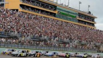 <b>GRADAS ABARROTADAS. </b>El 'Homestead-Miami Speedway' registró un lleno absoluto, más de 65.000 personas, para presenciar el final de la Copa Sprint de la Nascar.