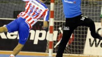 <b>LANZAMIENTO. </b>Masachs, del Atlético, ejecuta un penalti ante Matías Schulz, del Anaitasuna.