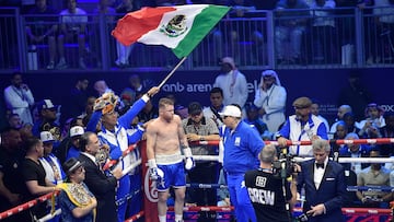 Riyadh (Saudi Arabia), 04/05/2025.- Saul 'Canelo' Alvarez (C) of Mexico stands in his ring corner before the fight against William Scull (not pictured) of Cuba in their IBF Super Middleweight title bout in Riyadh, Saudi Arabia, 04 May 2025. Canelo won by unanimous decision and had unified the IBF title with his WBA (Super), WBC and WBO titles. (Arabia Saudita) EFE/EPA/STR