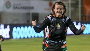 Un joven argentino se muestra en el fútbol chileno: ¡su primer gol profesional fue una obra de arte!
