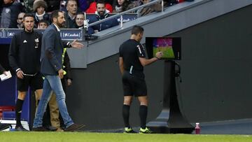 Gil Manzano revisa el VAR, ante la tensa espera de Machín.
