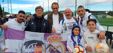 Miembros de la peña Madridista VETERANOS VLC con Chendo antes del partido de fútbol entre los veteranos del Alberic y el Real Madrid como homenaje a Manolo Sanchis en el  Estadio Municipal de Alberic  que a partir de ahora llevará el nombre de Manolo Sanchis.