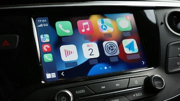 Adiós a los cables en el coche: disfruta de CarPlay y Android Auto con este adaptador USB inalámbrico disponible en AliExpress.