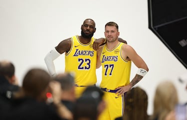 LeBron James y Luka Doncic durante la jornada de prensa de Los Angeles Lakers en el Centro de Entrenamiento de Salud de UCLA en El Segundo, California.