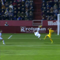 ¡Sus compañeros se llevaron las manos a la cabeza! Remate de chilena candidato a gol del año