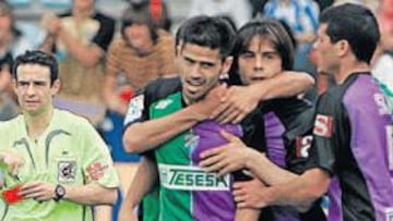 <b>CELEBRACIÓN. </b>Silva y Stosic saludan a Antonio Hidalgo después de que éste empatase.