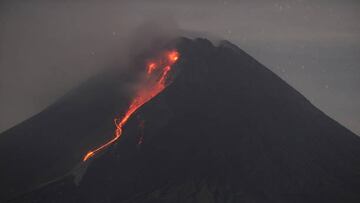 SLEMAN , YOGYAKARTA, MARCH -18 : Lava gushes from Mount Merapi, the most active volcano in Indonesia, seen from the village of Tunggularum in Sleman, Yogyakarta on March 18 2023. Observation by the Geological Disaster Technology Research and Development Center (BPPTKG) The volcano is clearly visible with white smoke from the main crater with medium high intensity around 75-150 meters from the summit. Sunny weather, weak to moderate winds to the west and 37 earthquakes Drop with alert level III warning. (Photo by Dasril Roszandi/Anadolu Agency via Getty Images)