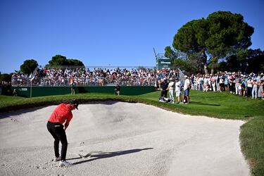 El golfista español Rafa Cabrera Bello juega un tiro en el green 18. 