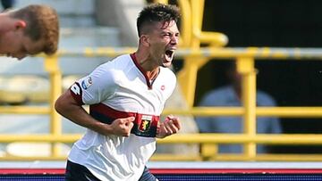 Giovanni Simeone celebra un gol. 