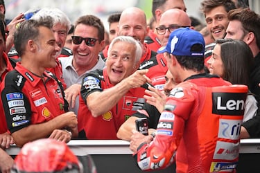 Marc Márquez celebra con su equipo tras ganar el Gran Premio de Austria de MotoGP.