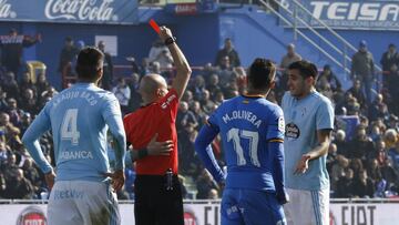 El &aacute;rbitro asturiano Gonz&aacute;lez Fuertes expulsa a Maxi G&oacute;mez en el campo del Getafe.